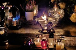 Świąteczne cmentarze po zmroku