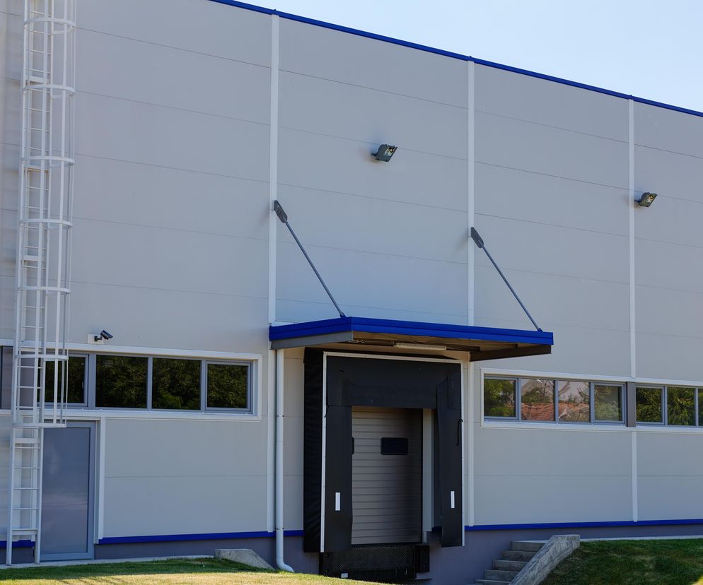 Prawidłowy montaż płyt warstwowych – trwałość i szczelność obiektów