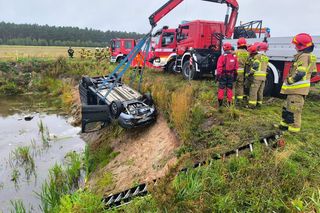 Tragedia w Łódzkiem. Strażacy wyłowili zatopiony samochód
