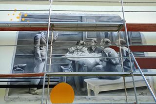 Nowy mural Królówki w Siedlcach odwzorowuje starą fotografię z dawnych lat szkolnych