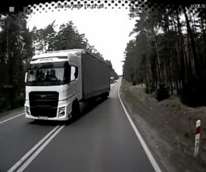 Tir jechał na zderzenie z autobusem pełnym pasażerów. O krok od tragedii na DK 11 pod Tarnowskimi Górami [ZDJĘCIA].