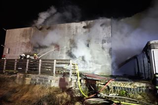   Pożar hali w Dobrym Mieście. Z ogniem walczyło ponad 60 strażaków [ZDJĘCIA]