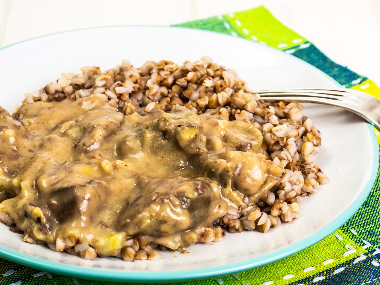 Żołądki drobiowe duszone w sosie chrzanowym na bazie beszamelu