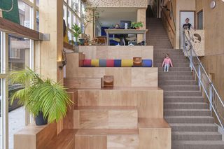 Blok powstał przy użyciu drewna z odzysku, ma 36 mieszkań i 800 mkw. współdzielonej przestrzeni. Jego centralnym elementem jest „Machu Picchu”