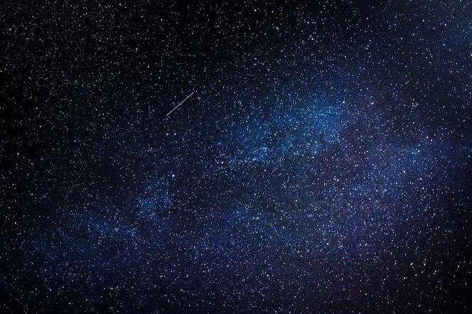 Sznury jasnych świateł na niebie? To Starlinki. Kiedy obserwować kosmiczny pociąg?