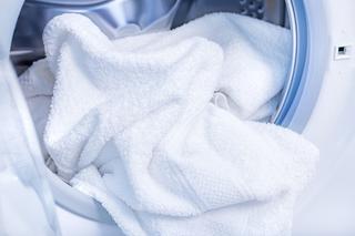 Bajeczny trik na pranie ręczników, aby były puszyste i miękki. Ten wyśmienity drobiazg sprawi, że ręczniki będą hotelowo czyste