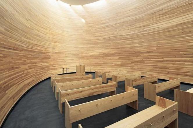 Współczesna architektura drewniana - wnętrze Kaplicy Ciszy w Helsinkach
