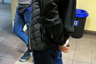 Wpadł przez tablice rejestracyjne. Był tak pewny siebie, że nie postarał się, by choć przypominały zwyczajne