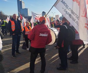 Protest w Katowicach. Tysiące związkowców na ulicach. Padły mocne słowa o „zbrodniczej ideologii”