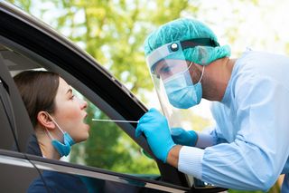 NIE WYSIADAJĄC z auta, będziesz zaszczepiony. EKSPERT recenzuje METODĘ