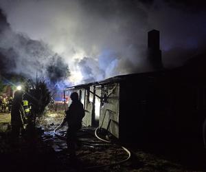 Pożar w parterowym domu. Z ogniem walczyło ponad 30 strażaków