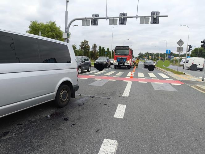 Motocykl zmiażdżony, kierowca pod busem