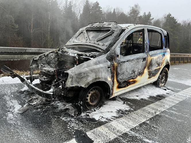 Pożar samochodu na trasie S7 obok węzła Kielce-Południe