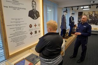 Komendant Wojewódzki Policji w Bydgoszczy, przekazał na aukcję WOŚP 19 unikalnych monet