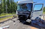 Bełchatów. Śmiertelny wypadek na DK 74. 20-latek wjechał pod cysternę [ZDJĘCIA]. 