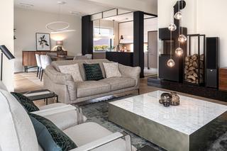 Eleganckie wnętrza w drewnie i szarościach