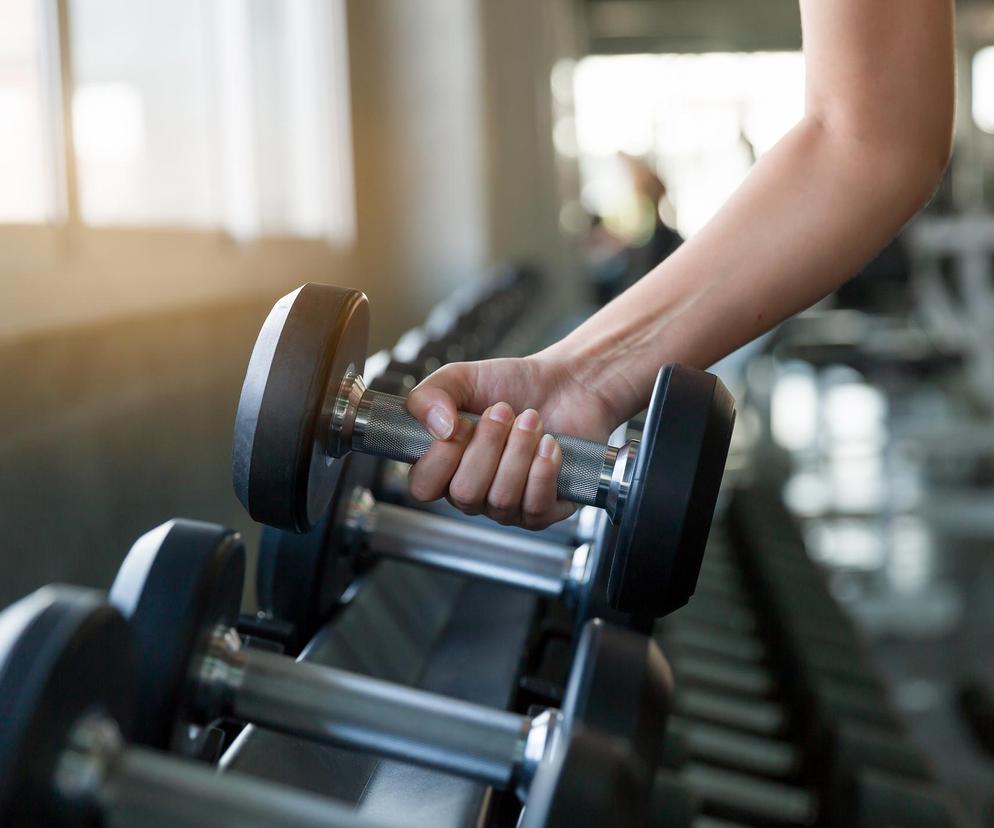 Podnoszenie ciężarów nie tylko wzmacnia mięśnie. Pobudza również... nasz mózg