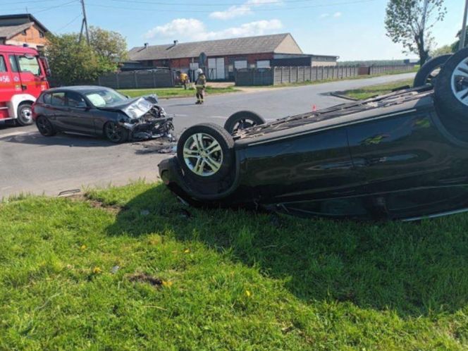 Nie ustąpiła pierwszeństwa. Mercedes dachował na skrzyżowaniu w Pogorzeli