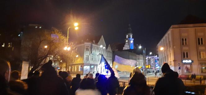 Olsztyn. Demonstracja przeciwko wojnie na Ukrainie. Ludzie nieśli znicze i flagi [ZDJĘCIA]