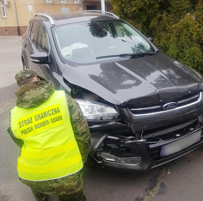 Transgraniczny pościg pod Kołbaskowem. 37-latek uciekał skradzionym fordem