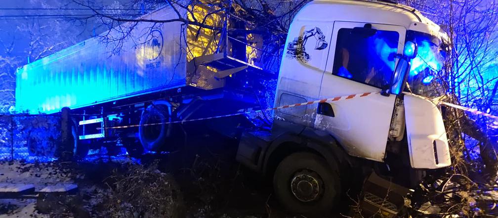 Wypadek w gminie Chełmża. Ciężarówka wylądowała na drzewie!