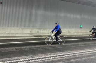 Rowerzyści i biegacze w tunelu