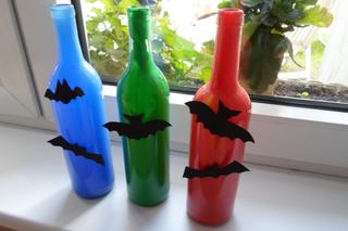 Dekoracje na Halloween z kolorowych butelek - zrób to sam