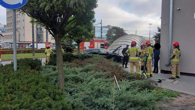 Wypadek na rondzie Jagiellonów w Bydgoszczy. Samochód wbił się w osłonę podziemnego przejścia