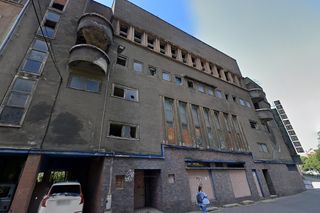 Dramat w Wałbrzychu. 18-latka spadła z dachu dawnego kina, ma liczne złamania