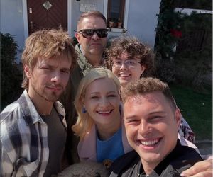 Rodzinka.pl nowy 17 sezon. Natalia (Małgorzata Kożuchowska), Kacperek (Mateusz Pawłowski), Ludwik (Tomasz Karolak), Tomek (Maciej Musiał), Kuba (Adam Zdrójkowski) na planie