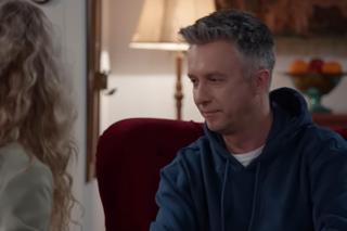 Pierwsza miłość, odcinek 3814 Artur (Łukasz Płoszajski), Dorota (Magdalena Wróbel) 