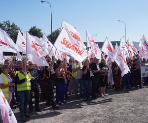 Pikieta pracowników Beko. Pracę straci 1100 osób. „Czujemy się oszukani i sfrustrowani”