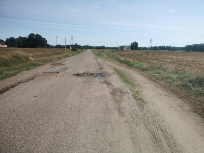 Siemiątkowo. Kto remontował te drogi?! "Być może to fenomen w skali kraju i świata"