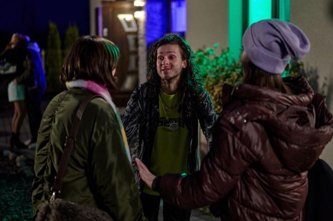 Na Wspólnej odc. 4024. Ula (Julia Jurek), Dorota (Anastazja Kohut), chłopak (Dusiek Olszański)