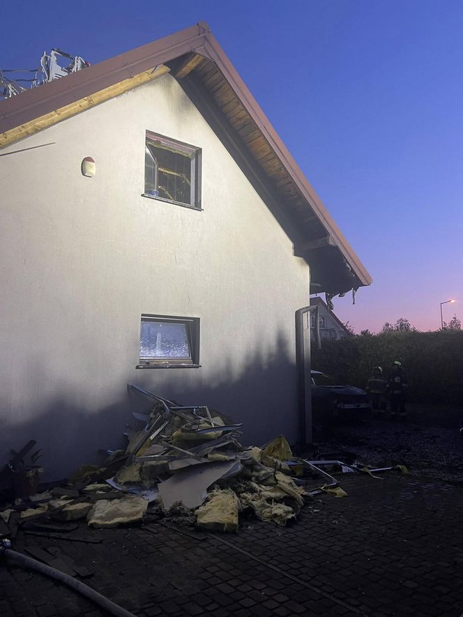 Zapalił się samochód, ogień zajął dom. Dramatyczny pożar w Jabłonnie