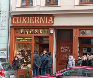 Tłusty czwartek we Wrocławiu. Mieszkańcu rzucili się na pączki! Ogromne kolejki [ZDJĘCIA]