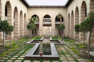 Dwór wewnątrz Portu Ghalib