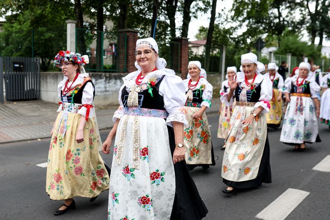 Korowód dożynkowy w Kostuchnie