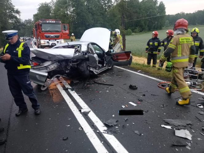 Z jednego auta została kupa złomu, drugie wypadło z drogi