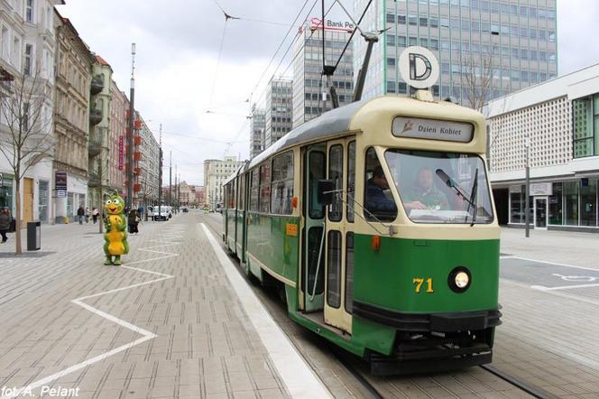 Poznańscy motorniczowie i strażacy ze specjalnymi atrakcjami na Dzień Kobiet