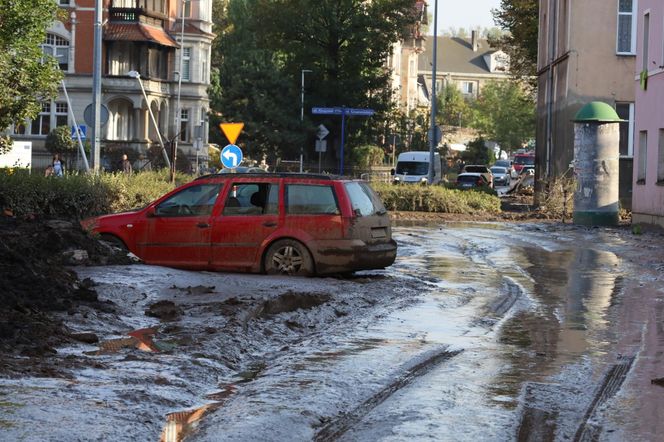 Mieszkańcy Kłodzka i Stronia Śląskiego rozpoczęli wielkie sprzątanie. Chcą zwalczyć skutki powodzi