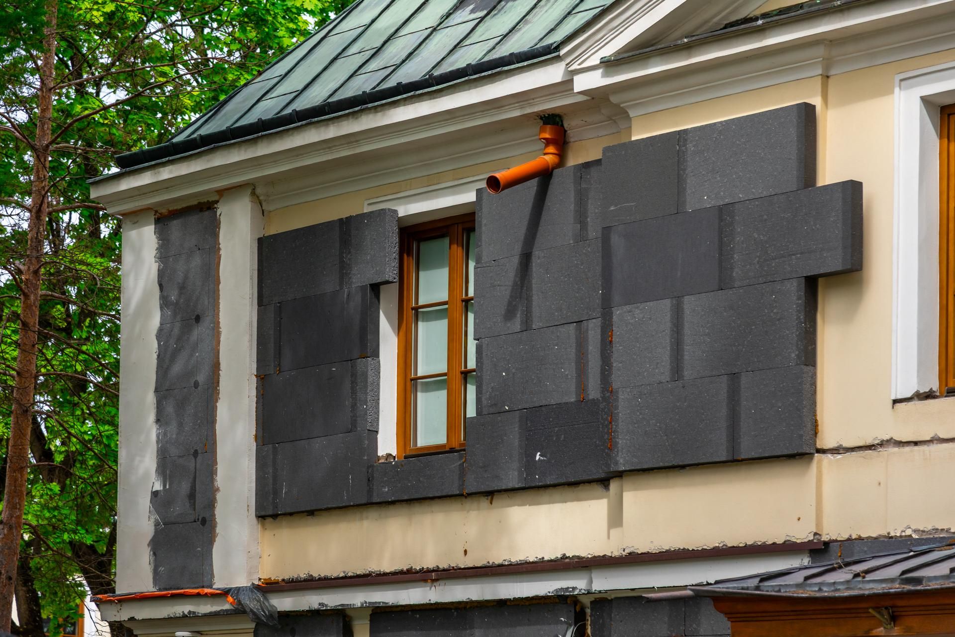 Nielegalna termomodernizacja zabytku w Wilanowie