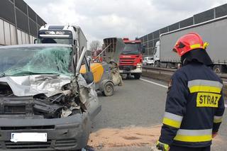 Wypadek na trasie S1 w Mysłowicach. Doszło do zderzenia busa, osobówki i TIR-a. Droga w kierunku Tychów jest ZABLOKOWANA
