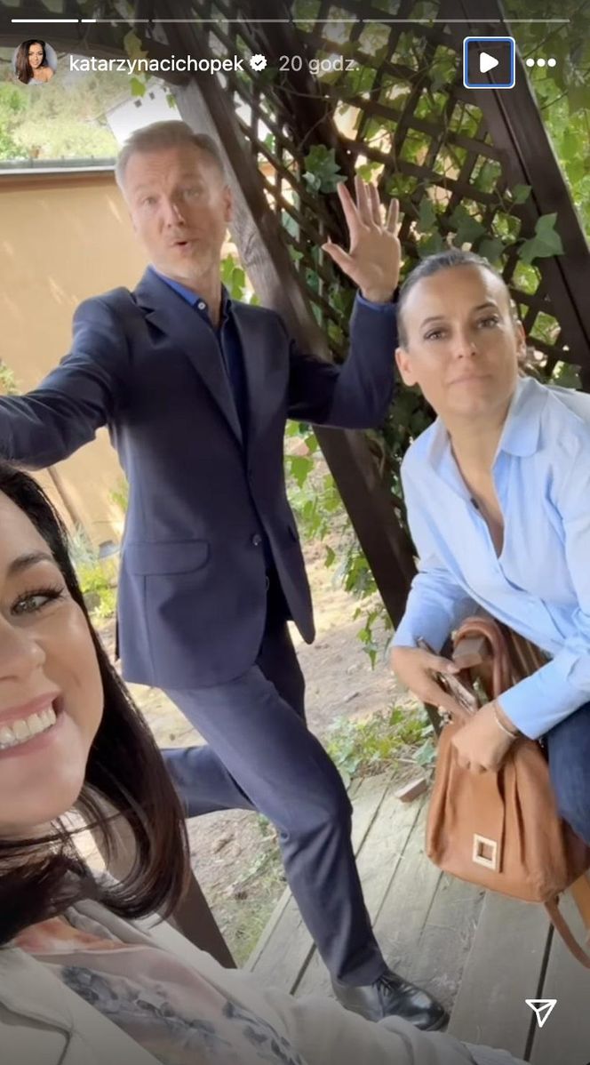 M jak miłość. Kinga (Katarzyna Cichopek), Magda (Anna Mucha), Andrzej Budzyński (Krystian Wieczorek) na planie