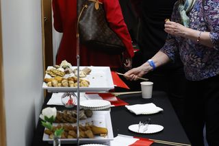 Skromny poczęstunek na wieczorze wyborczym PiS. Tym częstowali przybyłych [ZOBACZ]