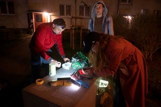 Podświetlane kryształy na Muranowie. Niezwykła akcja, o co chodzi?