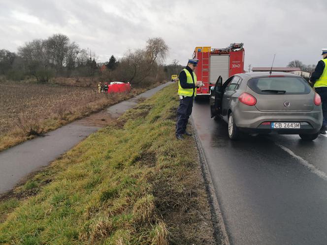 Dramat na drodze. Po dachowaniu auta nie żyje pasażerka. Kierowca trafił do szpitala 