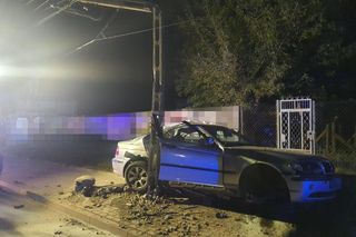 Zawinął się srebrnym bmw na betonowym słupie. Bez uprawnień i OC, ale za to z promilami i po skręcie