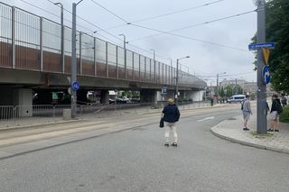 Pociągi i autobusy wróciły do kursowania. Estakada w Chorzowie jest zamknięta