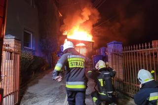 Nocny pożar w Koronowie! Płonął budynek gospodarczy z wędzarnikiem [ZDJĘCIA]